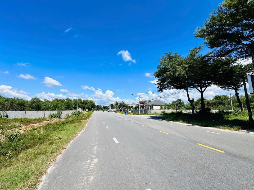 Đất mặt tiền Nguyễn Tri Phương, La Gi 10.376m² giá 30 tỷ - Cơ hội đầu tư hiếm có!