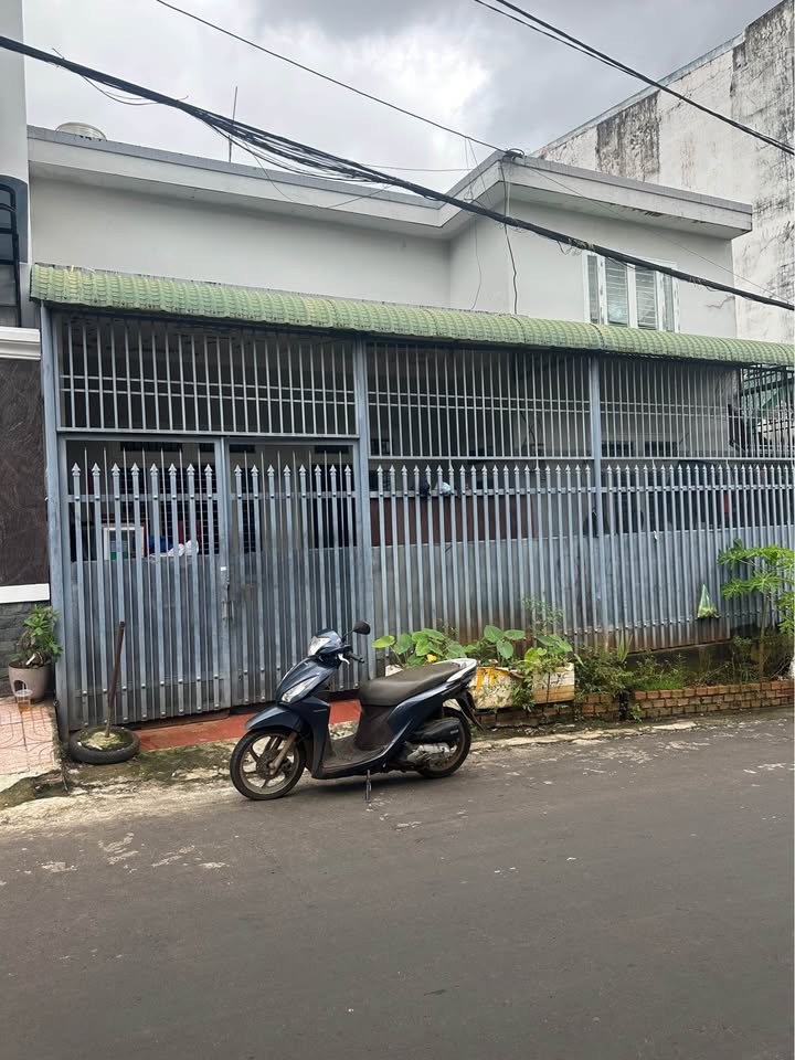 Nhà cấp 4 có gác lửng tại Bùi Huy Bích, Buôn Ma Thuột - Giá chỉ 3.7 tỷ VND!