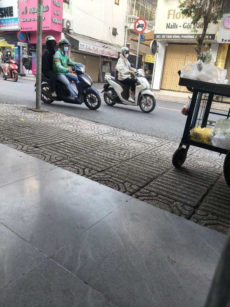 Góc vỉa hè cho thuê Tân Vĩnh, Quận 4 - 10m² giá 1.8 triệu, phù hợp kinh doanh buổi sáng!