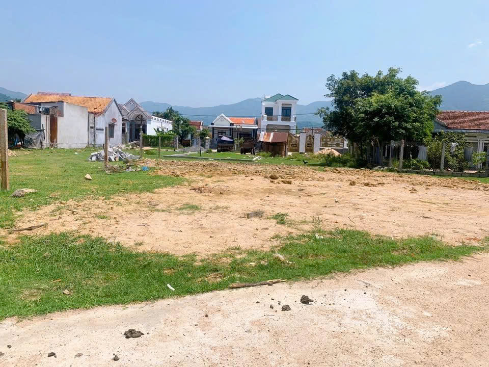 Bán đất thổ cư Vạn Long, Vạn Ninh 301m² giá 2.75 tỷ - Sổ hồng chính chủ!