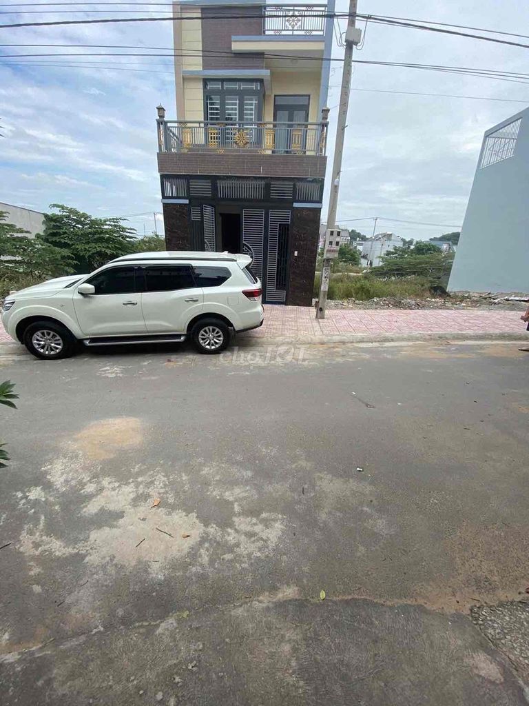 Nhà phố Dĩ An 103.4m² giá 5.2 tỷ - Chính chủ, sân rộng để xe hơi