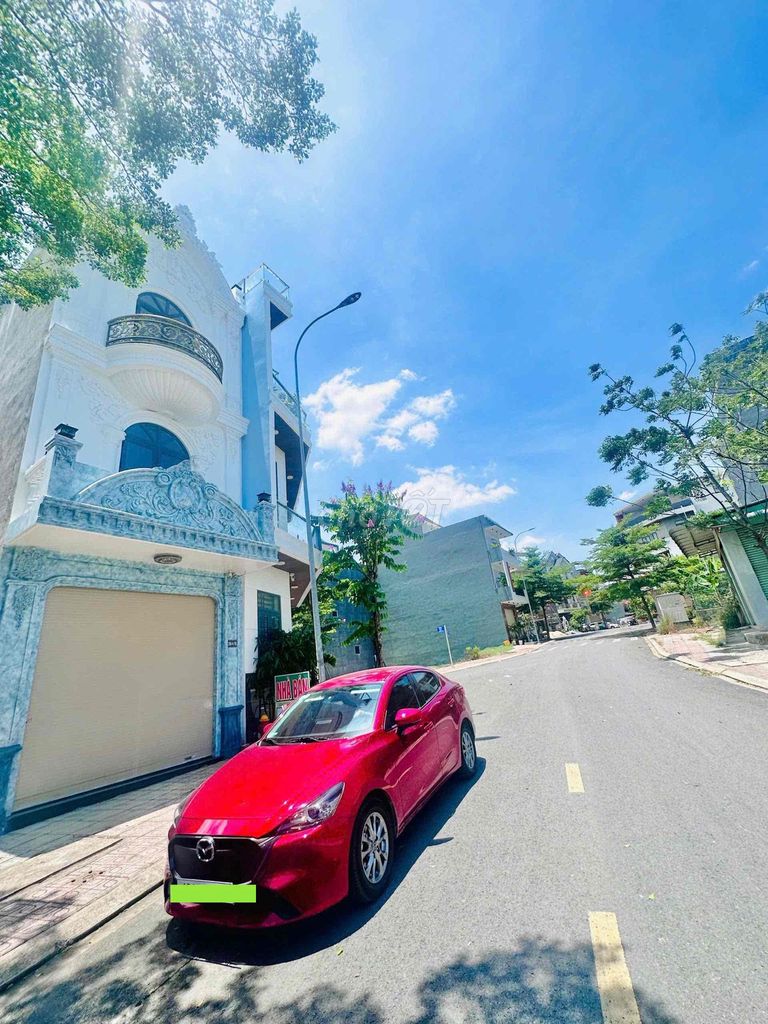 Bán nhà mặt tiền Phú Hồng Thịnh 8, 200m² giá 4.5 tỷ - Cơ hội đầu tư hấp dẫn!