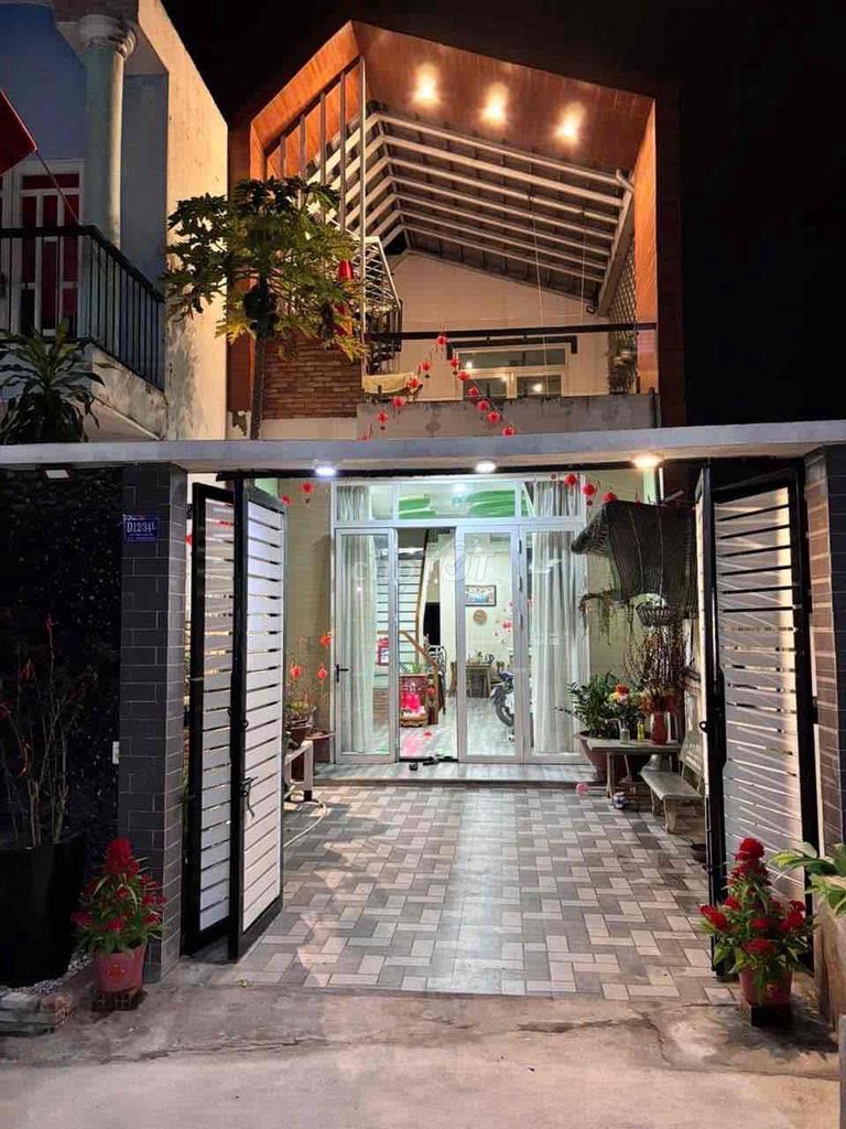 Nhà 1 lầu hẻm thông xe hơi Bình Chánh 135m² giá 6 tỷ - Sân ô tô rộng rãi!