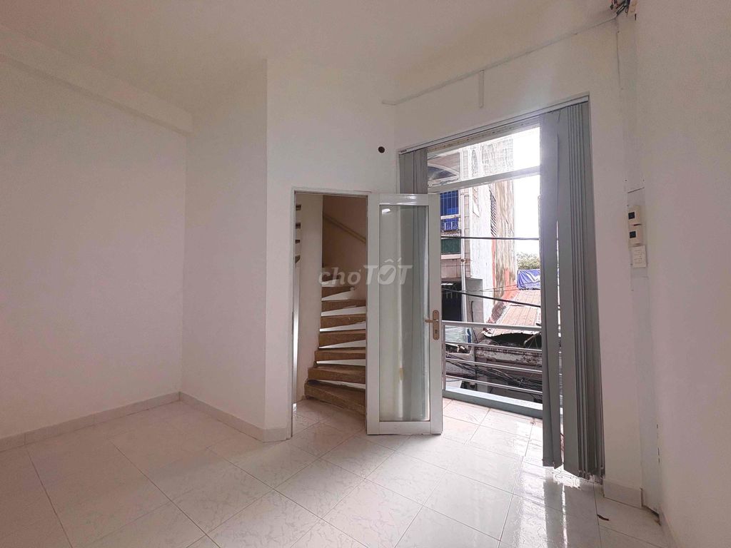 Nhà nguyên căn 1 trệt 2 lầu 75m² tại đường Nguyễn Thái Bình - Cho thuê giá chỉ 9 triệu!