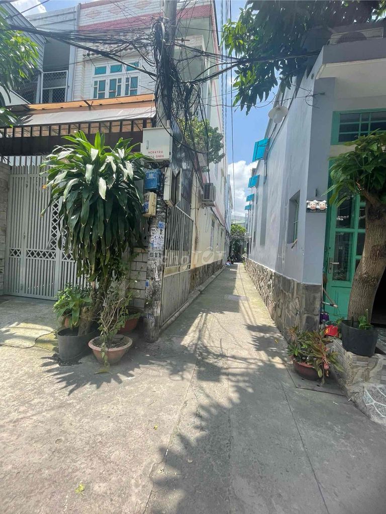 Cho thuê nhà nhỏ 12m² Tân Thới Nhất - Gần chợ Lạc Quang, chỉ 2.5 triệu!