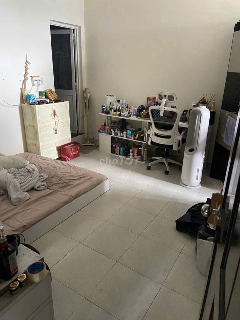 Chung cư Lê Hồng Phong, Quận 5: 85m² giá 12 triệu - Nhận nhà ngay, tiện ích đầy đủ!