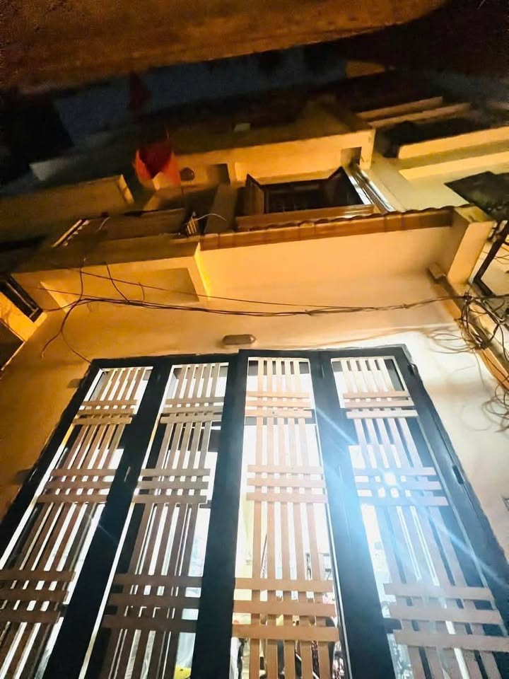 Nhà 4 tầng Hào Nam 43m² giá 8 tỷ - Dân trí cao, ô tô vào gần!