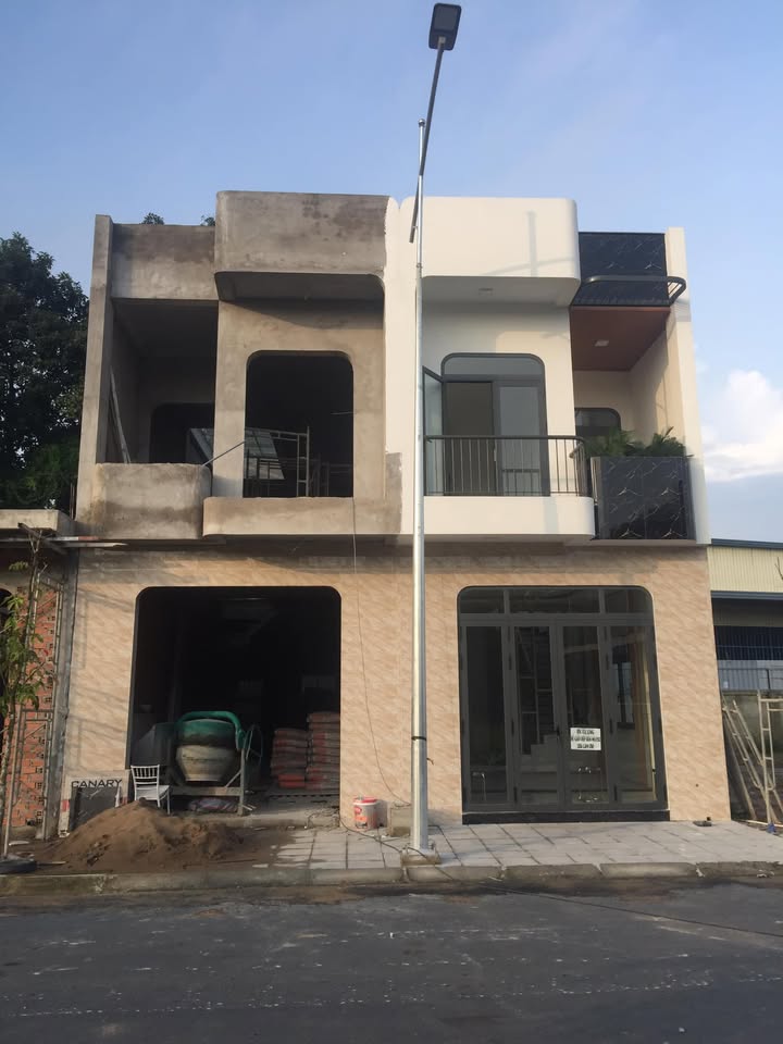 Nhà phố 1 trệt 1 lầu tại Tân Hiệp, Bình Dương giá chỉ 2,6 tỷ - Thiết kế hiện đại, an ninh tuyệt đối!