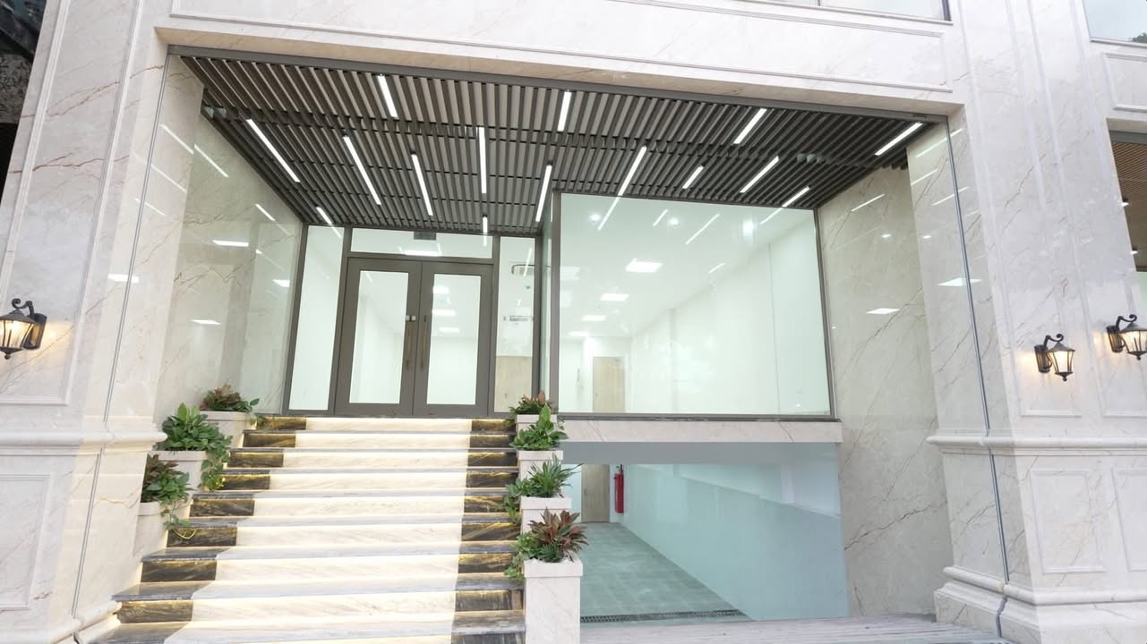 Cho thuê tòa nhà 6 tầng Nguyễn Hoàng 155m² giá 160 triệu - Vị trí đắc địa, kinh doanh thuận lợi!