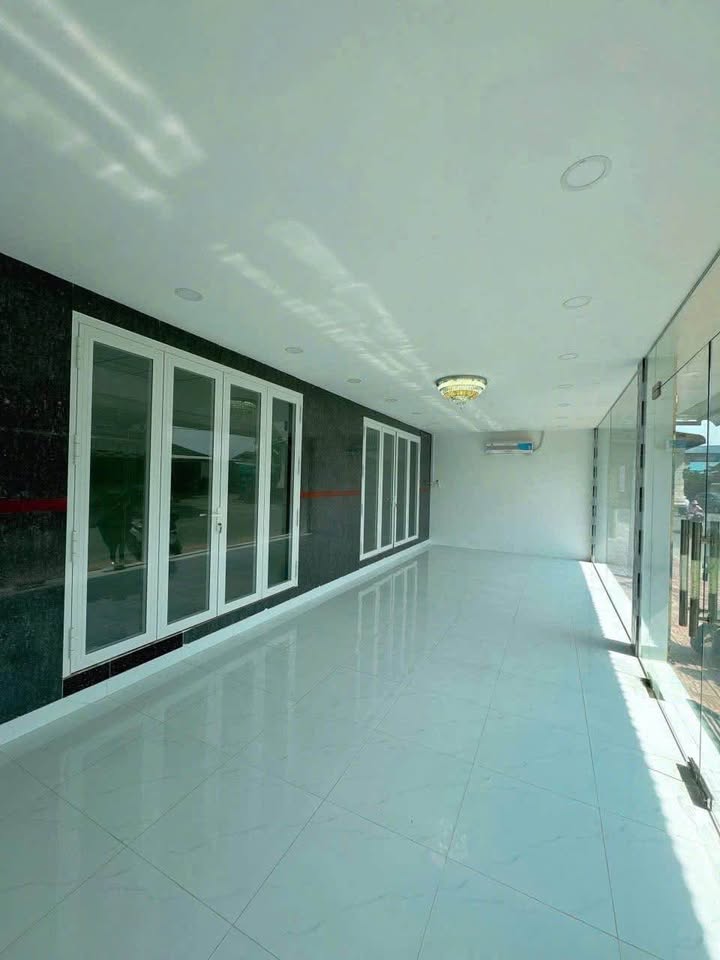 Nhà mặt tiền Nguyễn Huỳnh Đức, Tân An 100m² giá 3.5 tỷ - Chính chủ bán gấp!