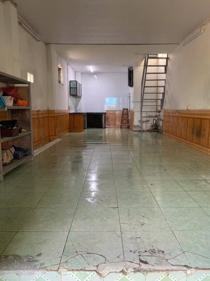 Nhà Lĩnh Nam 45m² giá 2 tỷ - Đỗ ô tô trước cửa, cách trường học chỉ vài bước!