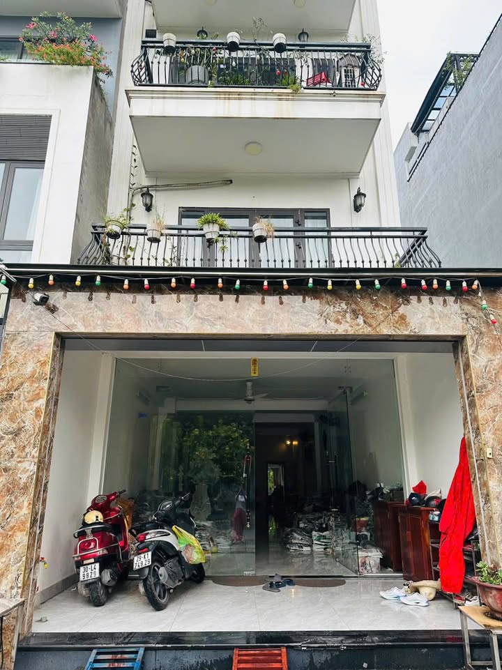 Cho thuê FrontHouse 200m² tại Giang Biên - Mặt đường trung tâm, giá 18 triệu/tháng!
