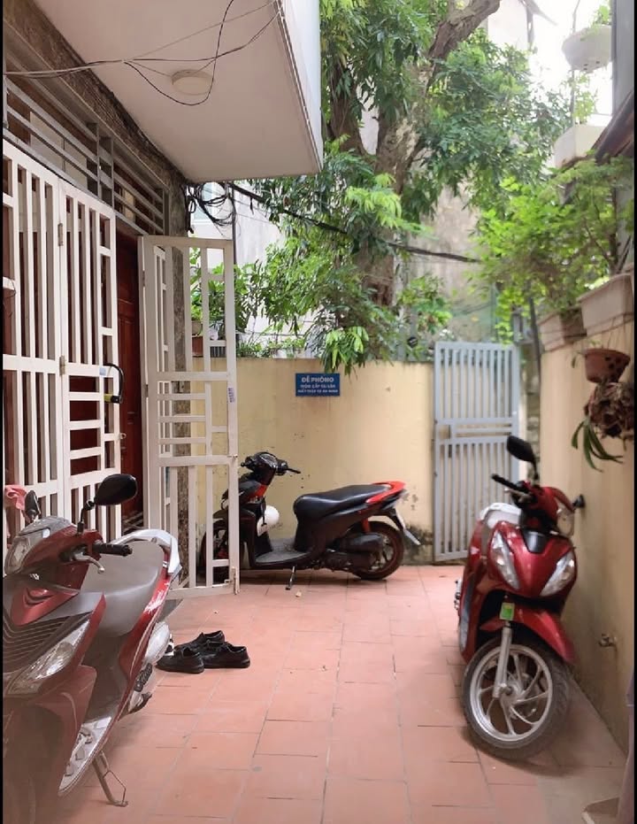 Nhà phố Giáp Bát 40m² giá 8.2 tỷ - Chính chủ, giao thông thuận tiện!