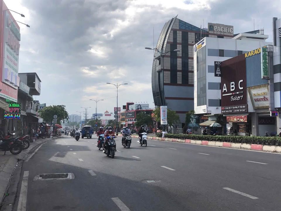 Cho thuê toà nhà mới mặt tiền Nguyễn Văn Tăng, Quận 9 - 1050m² giá 130 triệu/tháng - Phù hợp đa ngành nghề!