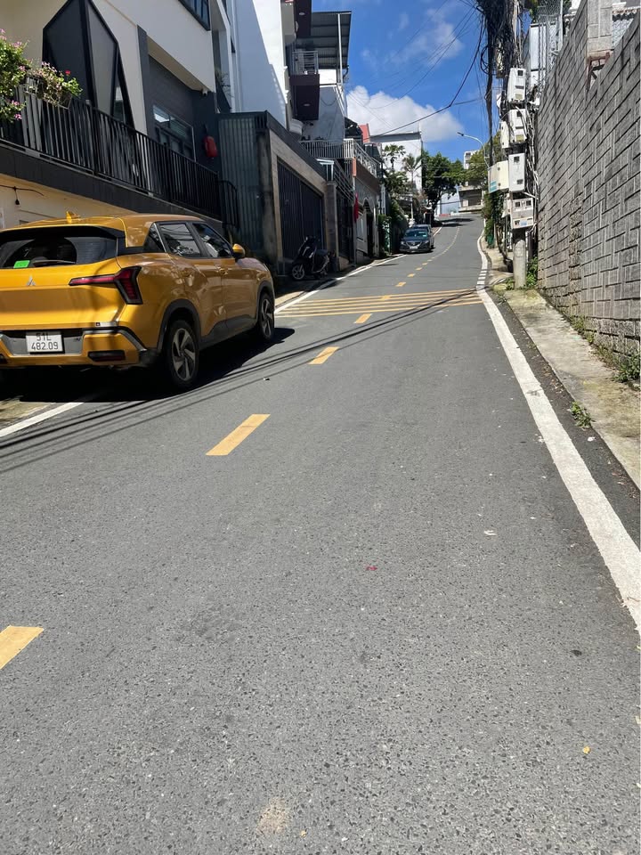 Nhà phố Phù Đổng Thiên Vương Đà Lạt 65m² giá 7.45 tỷ - Vị trí đắc địa, tiện nghi đầy đủ!