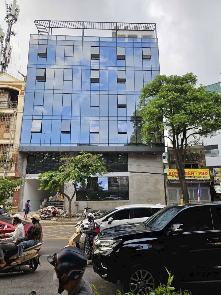 Cho thuê tòa văn phòng mặt đường Pháp Vân - 108m² giá 150 triệu/tháng - Đẳng cấp hạng A!