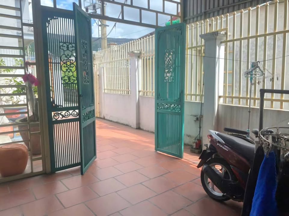 Nhà phố Cẩm Đông, Cẩm Phả 157m² giá 1.3 tỷ - Sân vườn rộng rãi, chính chủ