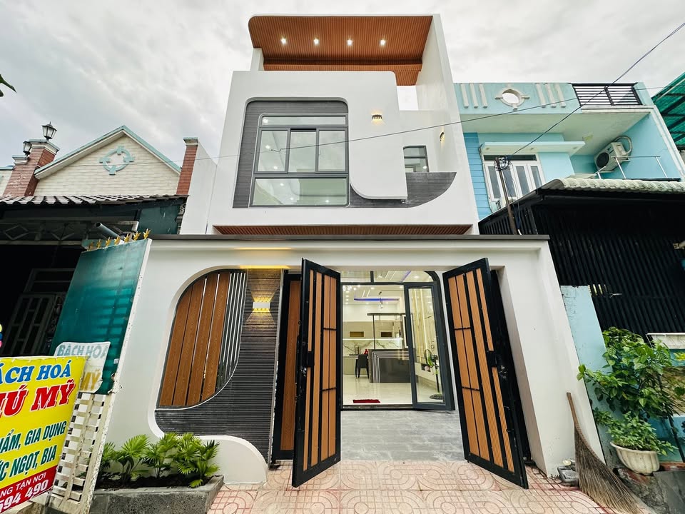 Nhà phố Long Thượng, Cần Giuộc 82.5m² giá 2.65 tỷ - Gần trường học, tiện ích đầy đủ!