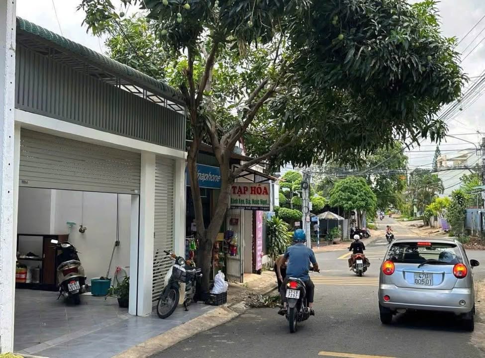 Biệt thự 2 tầng mặt tiền Lương Thế Vinh, 700m² giá 18 tỷ - Thiết kế sang trọng, cơ hội hiếm có!