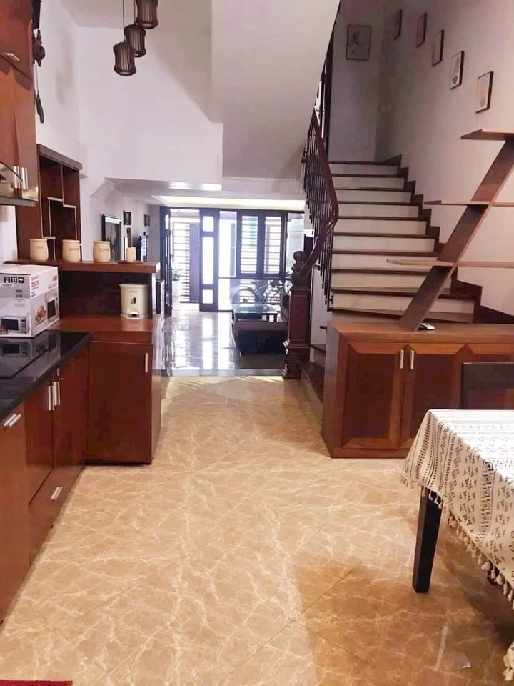 Nhà phố Lạc Long Quân Tây Hồ 40m² giá 7.5 tỷ - Thiết kế hiện đại, gần hồ Tây!