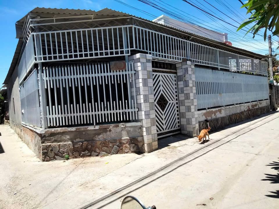 Nhà gốc 2 mặt tiền tại Ninh Chữ 240m² giá 2.5 tỷ - Đường ô tô thuận tiện!