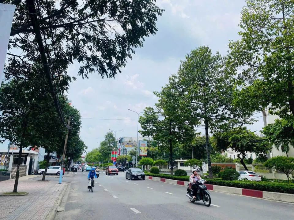 Bán tòa nhà 5 tầng mặt tiền đường Đồng Khởi, Biên Hòa 201.6m² giá 39 tỷ - Đầu tư sinh lời ngay!