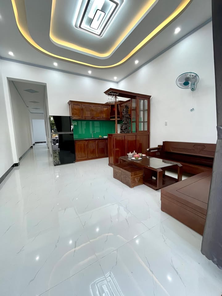 Nhà mặt tiền Lý Thánh Tông 98m² giá 2.1 tỷ - Phù hợp cho gia đình lớn!