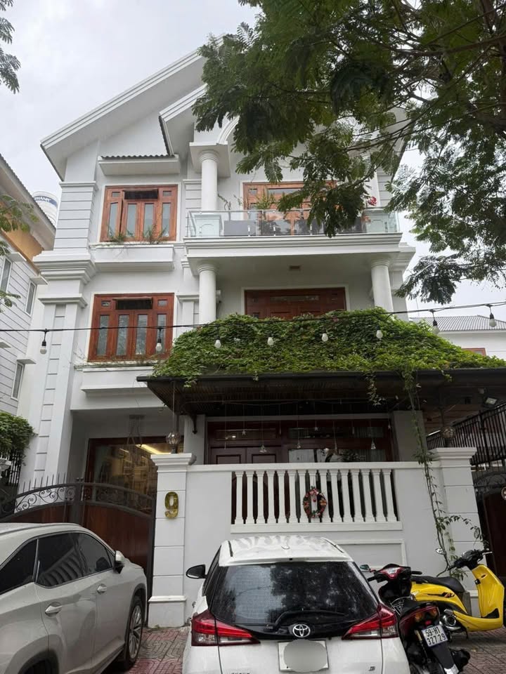 Biệt thự sang trọng khu Sadeco Tân Phong Q7, 225m² - Đối diện trường RMIT!