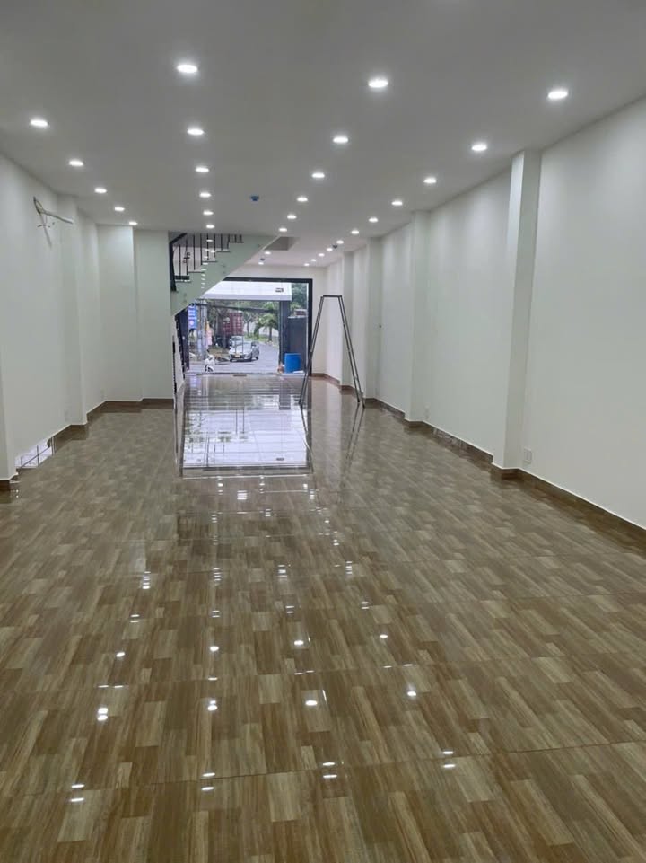 Nhà mặt tiền Hoàng Quốc Việt, Quận 7, 125m² giá 21 tỷ - Đầu tư lý tưởng!