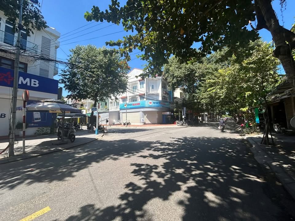 Nhà mặt tiền Bà Triệu, Hội An 110m² giá 12 tỷ - Kinh doanh lý tưởng!