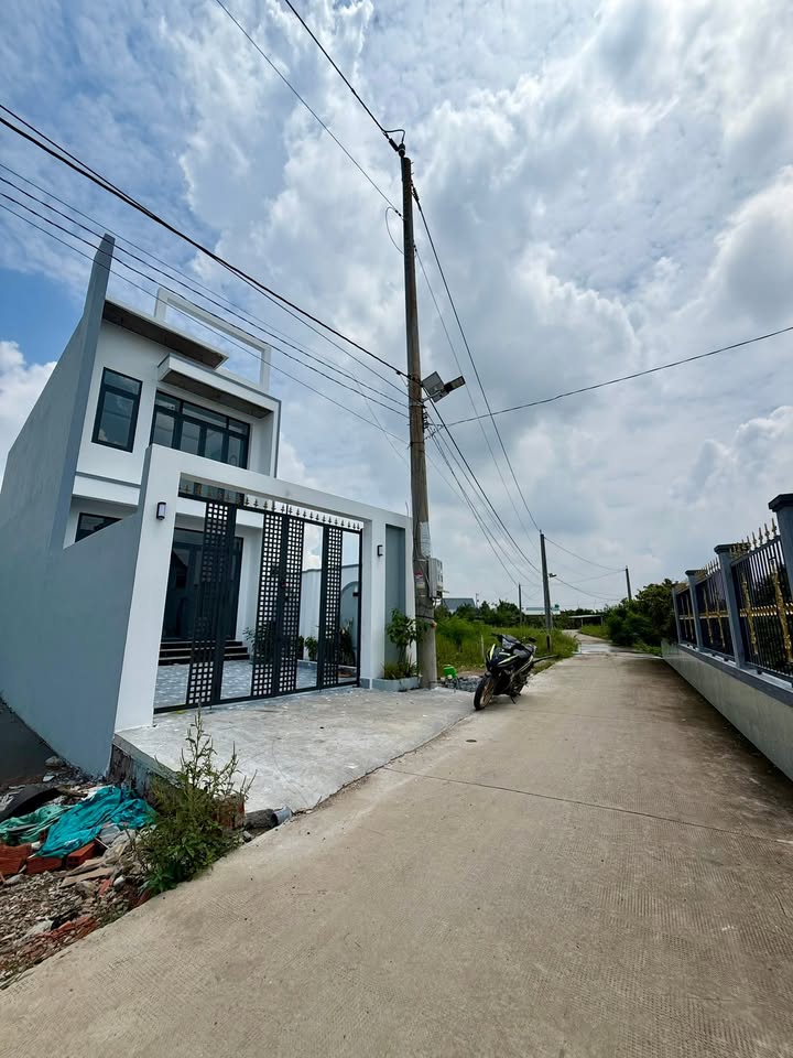 Nhà Phố Mặt Tiền Giao Thông Nông Thôn tại Mỹ Lộc, Cần Giuộc, Long An - Giá 2.75 tỷ - Pháp lý rõ ràng!