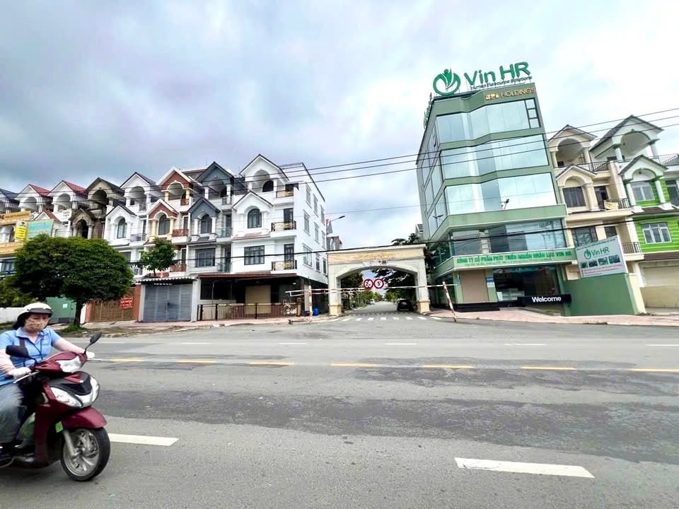 Nhà 4 tầng phố Đông Hòa 101m² giá 8.2 tỷ - Thang máy hiện đại, sẵn sàng vào ở!