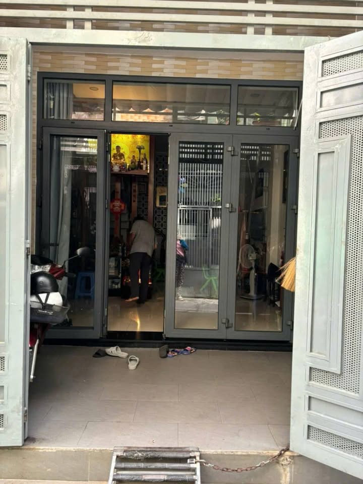 Nhà 3 tầng Hẻm Kênh Tân Hóa, quận Tân Phú 49m² giá 5.99 tỷ - Ô tô đậu sát cửa!