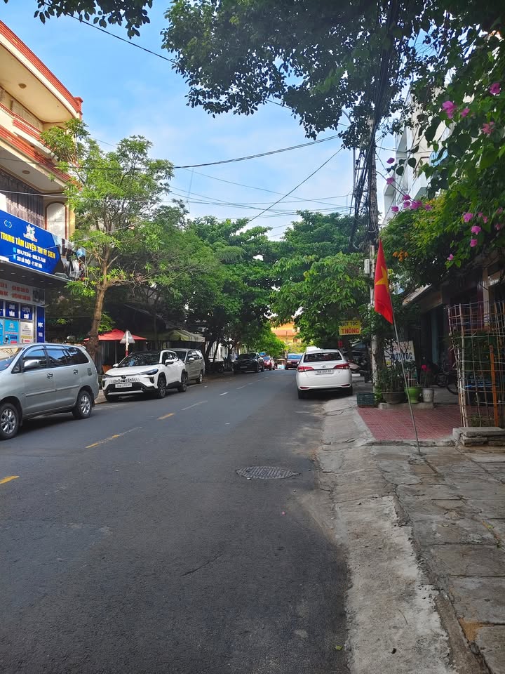 Nhà phố mặt tiền đường Bà Triệu, Buôn Ma Thuột 100m² giá 7.2 tỷ - Đầu tư sinh lời cao!