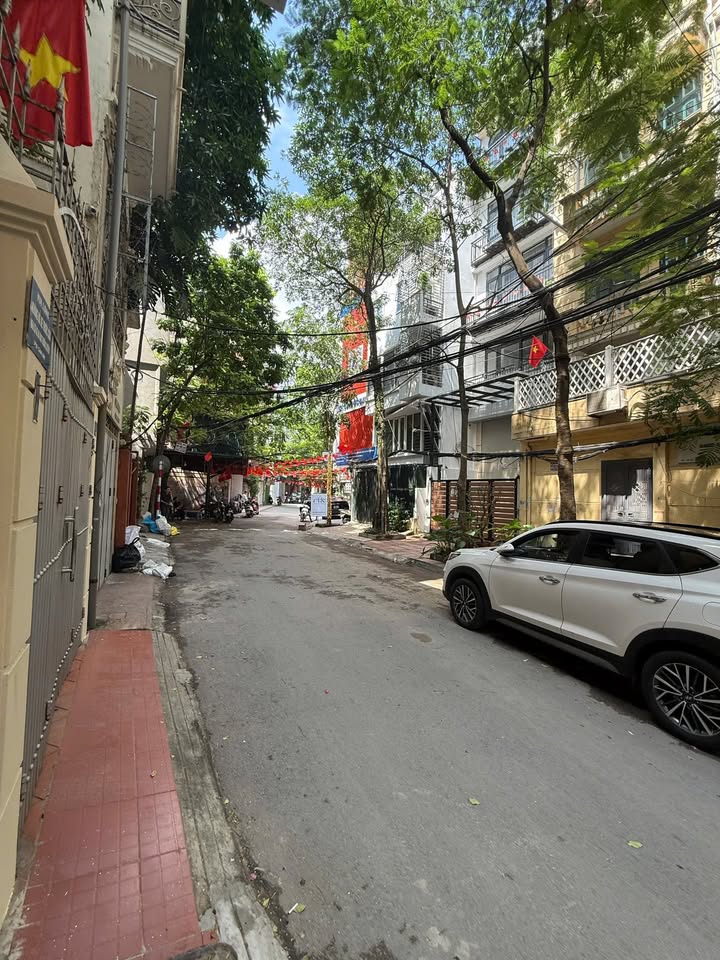Nhà phố Hoàng Cầu - Đống Đa 62m² giá 27 tỷ - Thang máy sang trọng, gara ô tô!