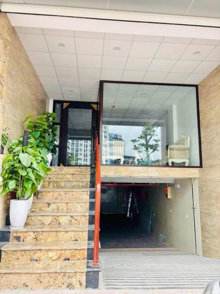 Cho thuê văn phòng mặt phố Hồng Tiến 98m² giá 15 triệu - Vị trí đắc địa, tiện ích đầy đủ!