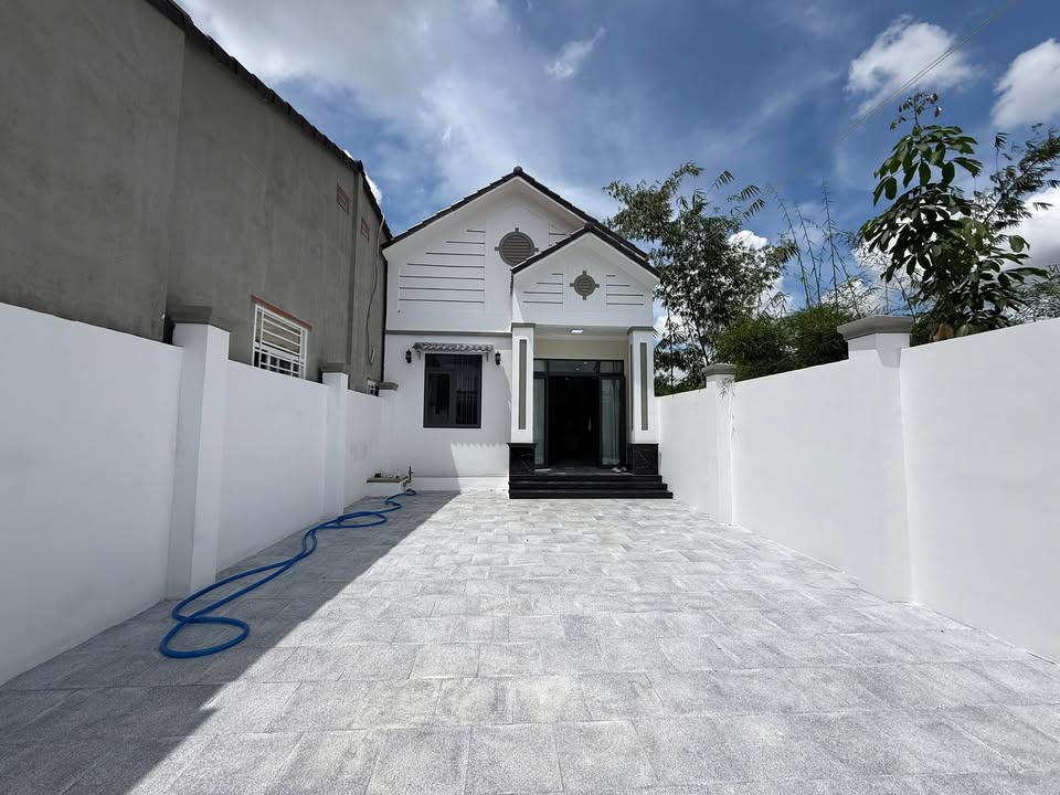 Nhà kiên cố 208m² tại phường Ninh Thạnh, Tây Ninh - Sân đậu 3 ô tô, giá 1.8 tỷ!