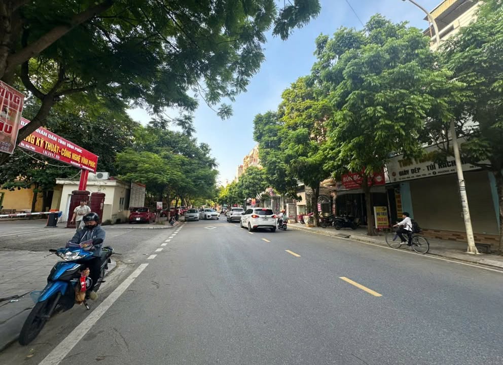 Nhà phố kinh doanh mặt tiền Chu Văn An, Vĩnh Yên 100m² giá 9 tỷ - Cơ hội hiếm có!