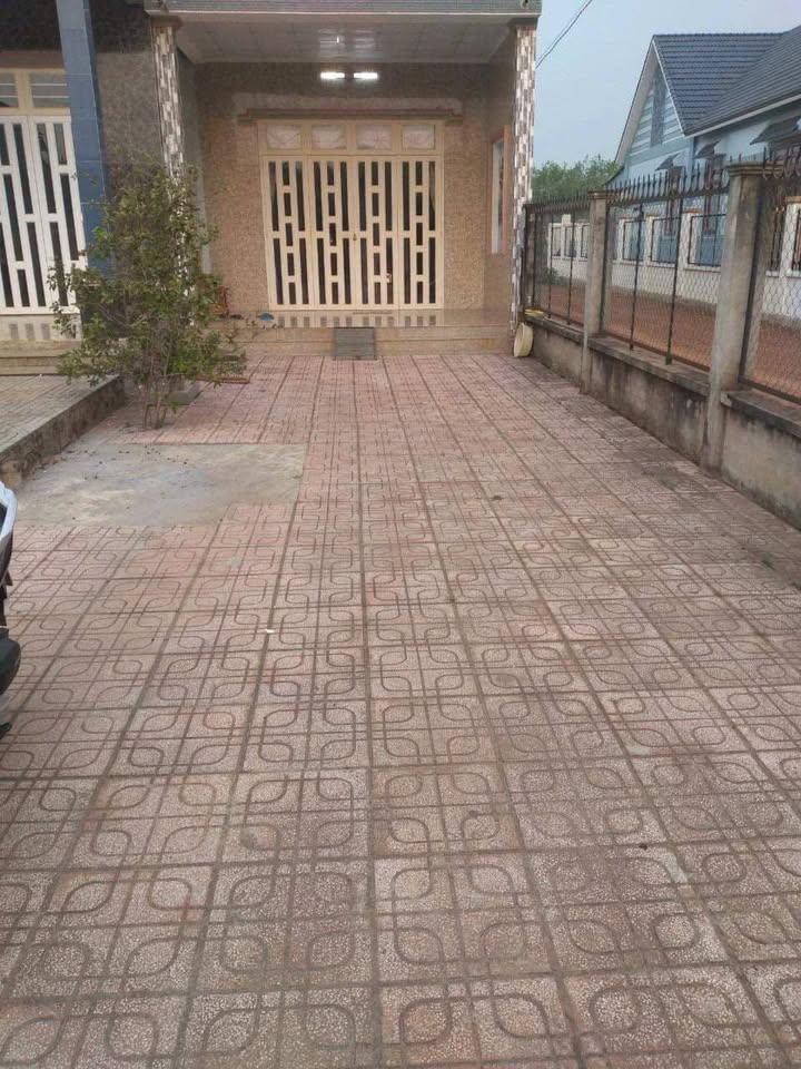 Nhà mặt tiền kinh doanh tại Trục Chính Thông Tư 239, Chơn Thành, 200m² - Giá chỉ 1 tỷ!