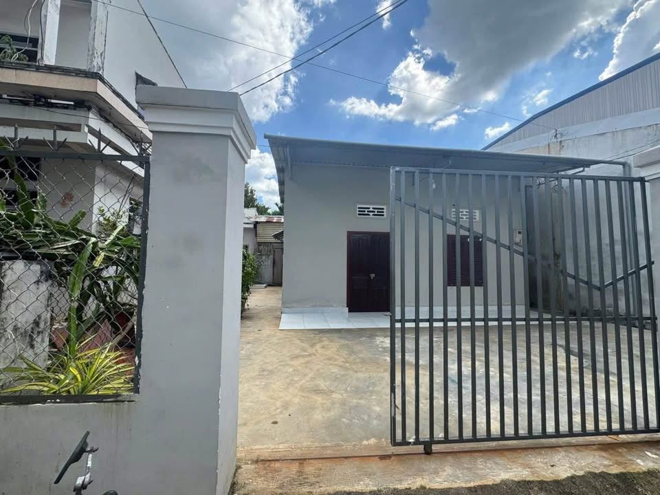 Nhà cho thuê đường Nguyễn Văn Cừ, Buôn Ma Thuột 1PN giá chỉ 3.5 triệu/tháng - Nhà mới sơn sửa, đẹp mắt!