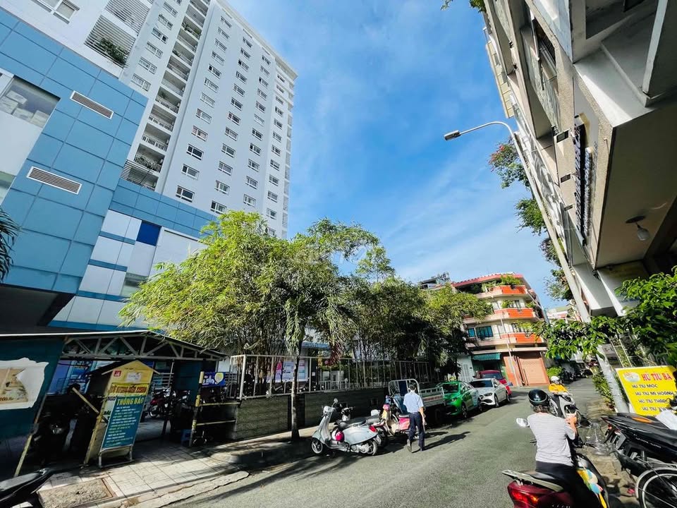 Nhà phố mặt tiền Phan Xích Long, Phú Nhuận 60m² giá 30 tỷ - Khu vực VIP gần Quận 1!