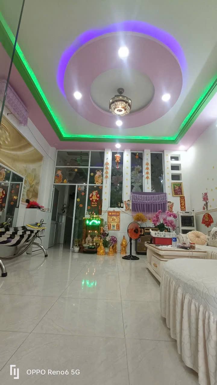 Nhà bán gấp Tân Phước Khánh 100m² giá 2.7 tỷ - Kiến trúc hiện đại, sân đậu ô tô!