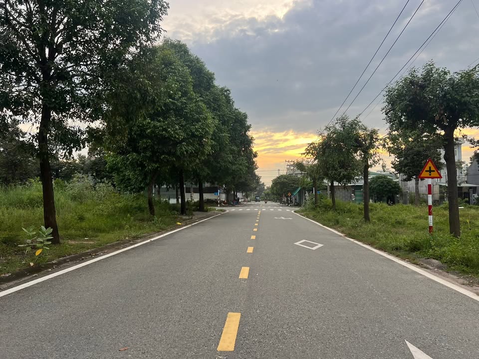 Đất nền Phú Chánh, Dĩ An 150m² giá 2.7 tỷ - Sổ đỏ chính chủ, dân cư đông đúc!