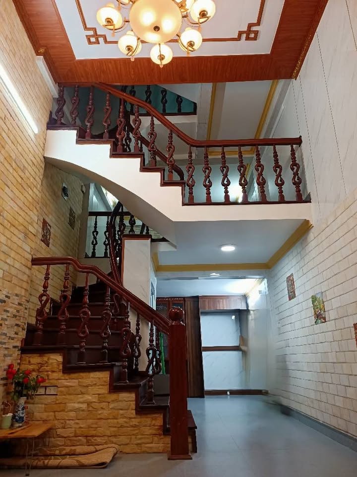 Nhà Tân Mai, Hoàng Mai 40m² giá 6 tỷ - Tặng nội thất gỗ lim sang trọng!