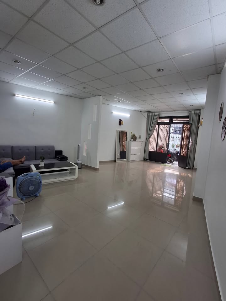 Cho thuê nhà hẻm Lê Trọng Tấn, Tân Phú, 65m² giá 12 triệu - Không thể bỏ lỡ!