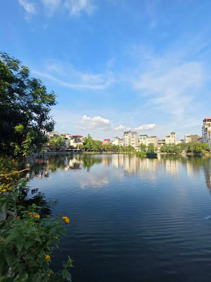 FrontHouse Đường Đội Cấn, Quận Ba Đình 100m² giá 36.3 tỷ - Kinh doanh đắc địa mặt hồ!