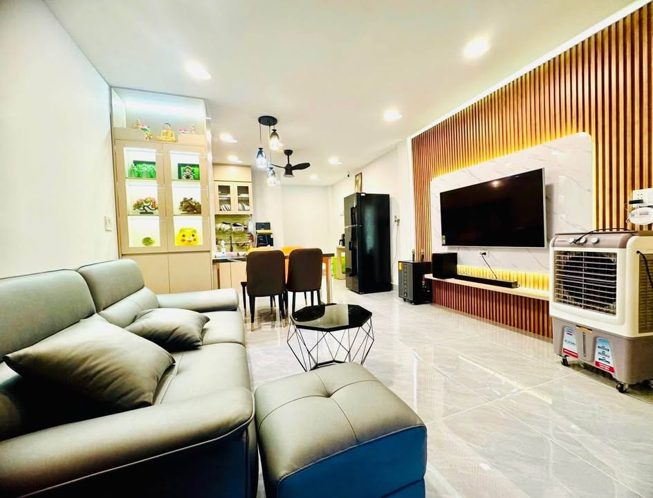 Nhà Tăng Nhơn Phú B 2 tầng 4m mặt tiền - Thiết kế tinh tế, sẵn sàng ở ngay!