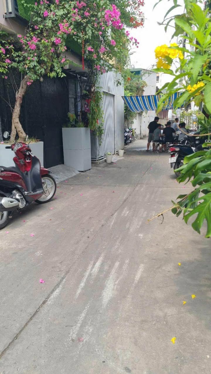 Nhà riêng 3 tầng đường Nguyễn Văn Quá, 24m² giá 2 tỷ - Sẵn sàng vào ở ngay!