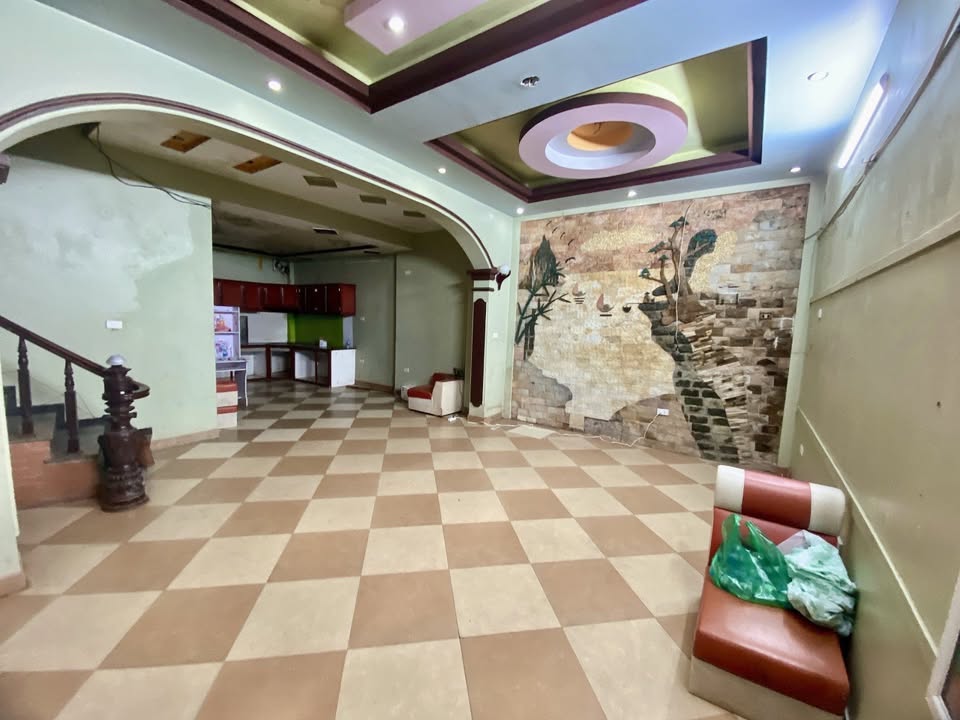 Bán Tòa Biệt Thự Đường Vũ Ngọc Phan, Đống Đa 100m² giá 10 tỷ - Vị trí cực đẹp, tiện ích đầy đủ!