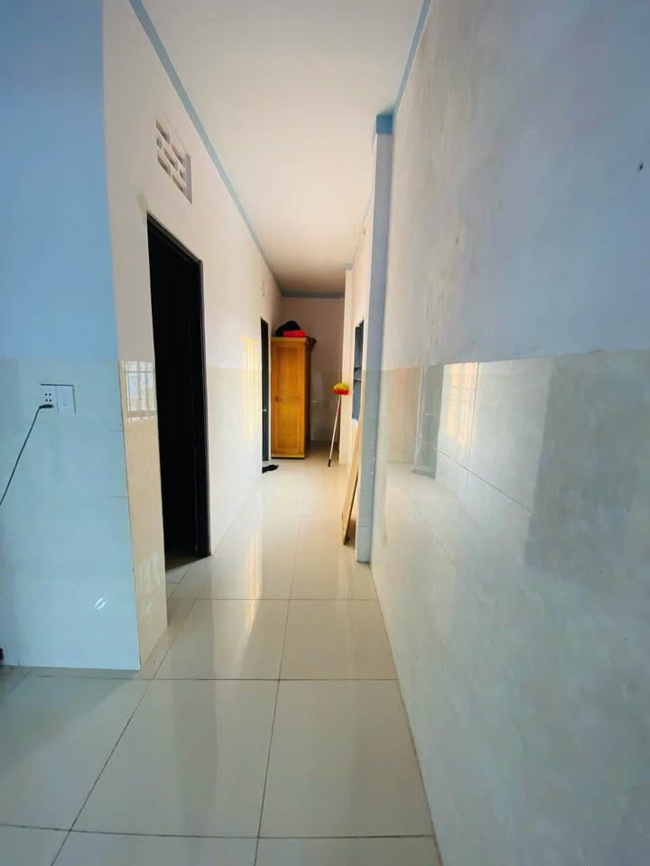 Nhà phố Tân Phú, Đồng Xoài 230m² giá 2.4 tỷ - Sân đậu ô tô, đầy đủ tiện nghi!